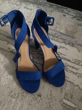 Босоножки новые. Устойчивый каблук, цвет синий. Размер 38. Очень удобные