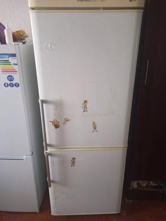 Продам холодильник на запчасти