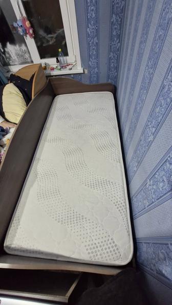 Продам кровать полуторку вместе с матрасом
