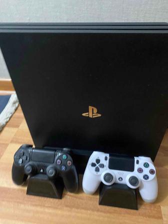 Продам Ps 4 pro , 2 джойстика, подставка от перегрева .