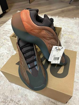 Продам кроссовки Yeezy boost 700 v3 copper fade