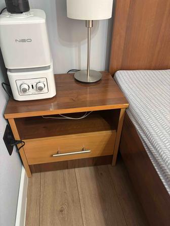 Продам двуспальную кровать и две тумбочки