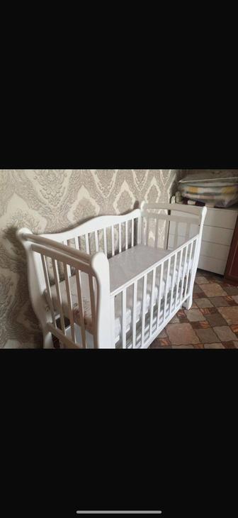 Продам манеж б/ у в отличном состоянии, есть люлька ,внизу комод