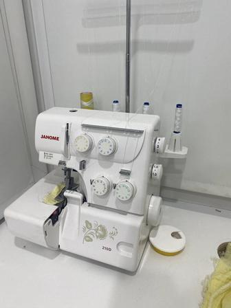 Продаем Оверлок Японский Janome 210 D