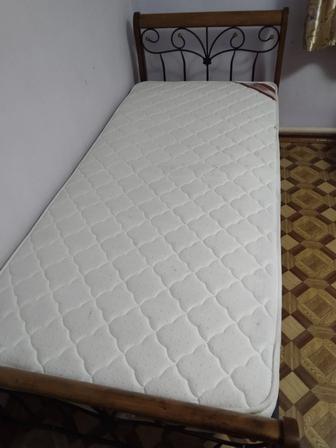 Кровать одно спальная продам длина 2.10 ширина 90санта