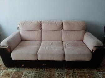 Диван б/у качественный, требует перетяжки. Размер 2,20м х 1м