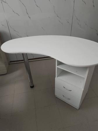 Маникюрный стол