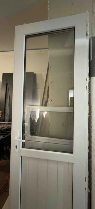 Пластиковая дверь