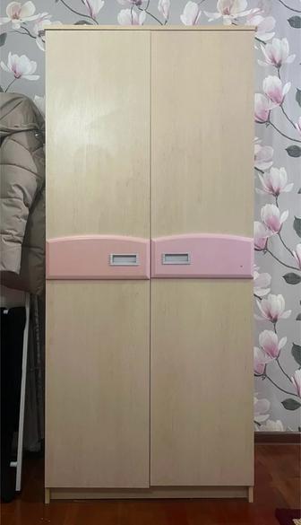 Продам комплект мебели шкаф, стол и книжный шкаф (б/у)