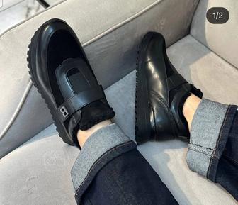 Продам женские зимние кроссовки