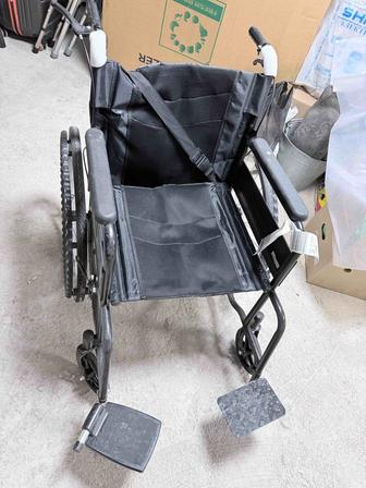 Инвалидная медицинская коляска, ходунок и трость