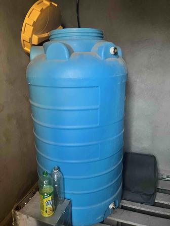 Пластиковый бак для воды