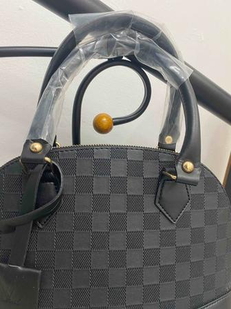 Продам сумку LV новая
