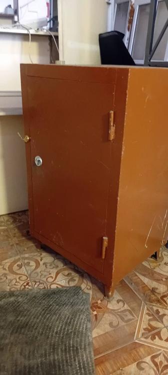 Продам заводской сейф 1метр 20см высота , ширина 40см,три полки, метал 5мм