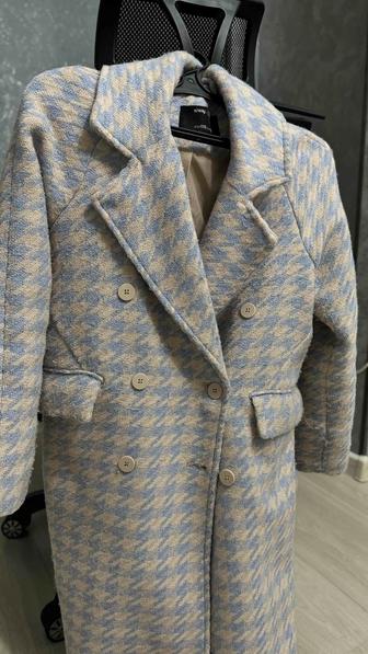 Отдам за вкусняшки теплое зимнее пальто. Размер xs.