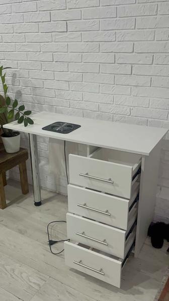 маникюрный стол