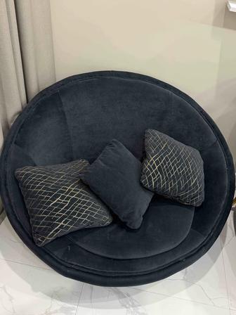 уютное кресло круглой формы