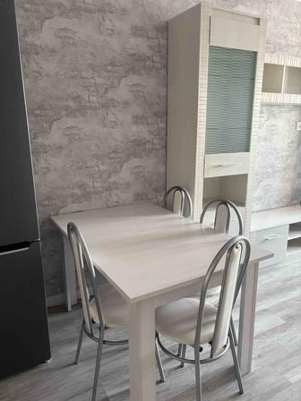 Продаю б/у стол и 4 стула