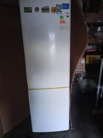 Продам б/у 2х камерный холодильник