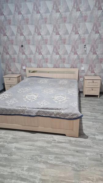 Продам кровать, две тумбочки и комод