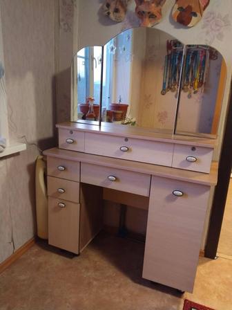 Косметический столик