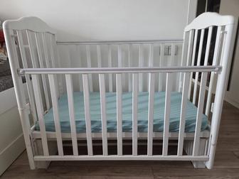 Продам кроватку детскую, цвет белый, регулируется по высоте, маятник есть