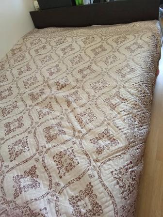 Продам 2-х спальную кровать без матраса.