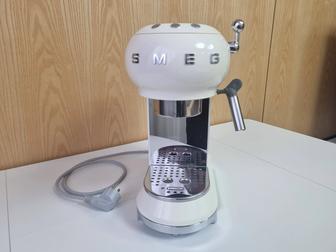 Кофемашина SMEG ECF01CREU