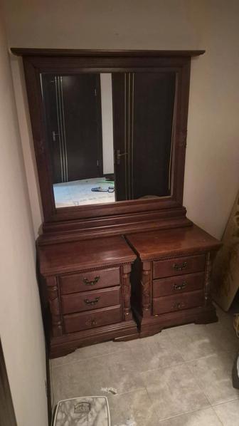 Продаю тумбы две прикроватные и зеркало. Самовывоз
