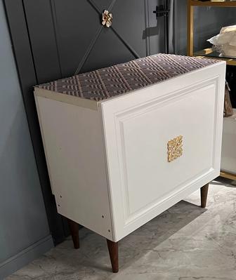 Продам белые тумбочки с декором