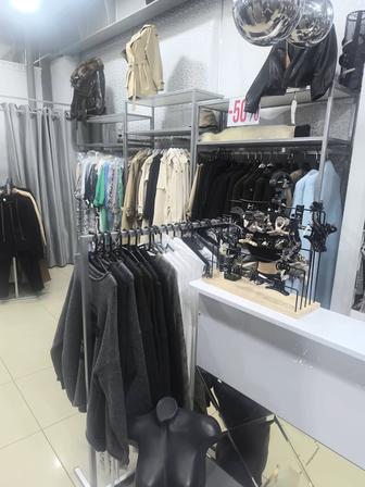 Стеллаж в бутик, вешалы, раздевалка, зеркало, рейлы