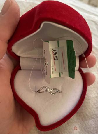 Золотое кольцо с бриллиантом