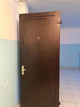 Продам металлическую входную дверь