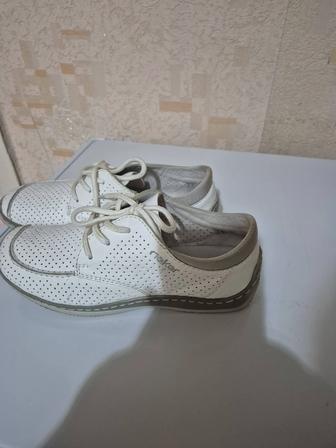 Женская кроссовка