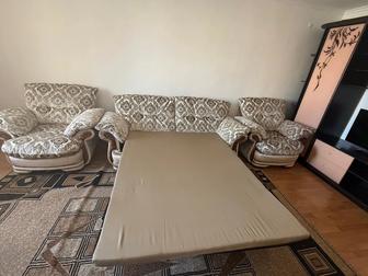 Продаю диван с двумя креслами