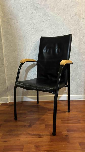 Стул офисный ,темного цвета