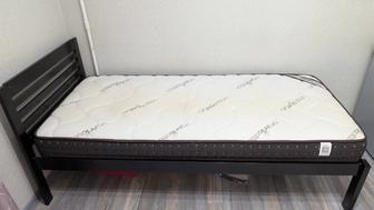 Кровать односпальная с матрасом срочно