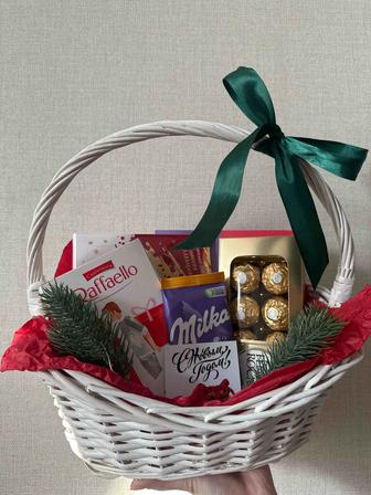 Подарочная корзина со сладостями Отличный подарок на Новый год!