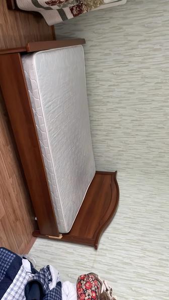 Продам двуспальную кровать 180/200