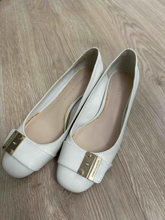 Белые туфли Charles Keith