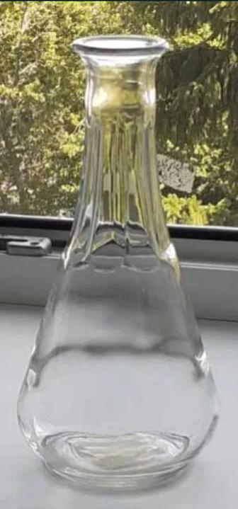 Стеклянный графин с декоративным оформлением