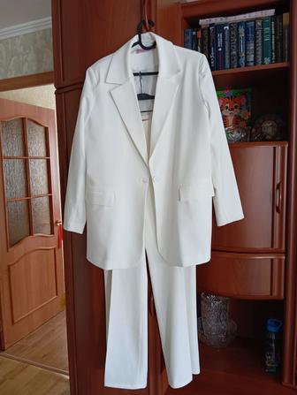 Продаю костюм