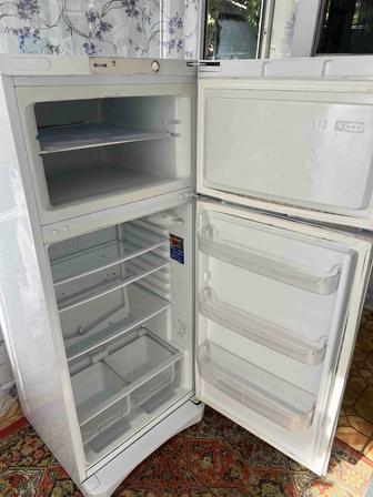 Продам Холодильник indesit