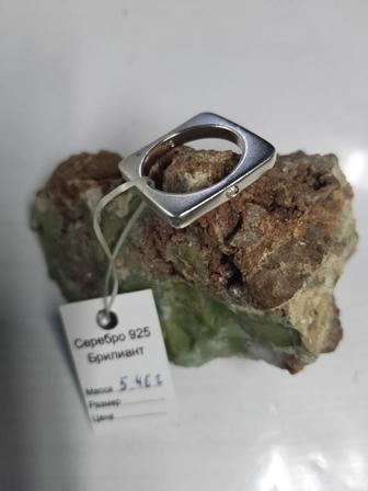 Серебряное кольцо 925 пробы с бриллиантом