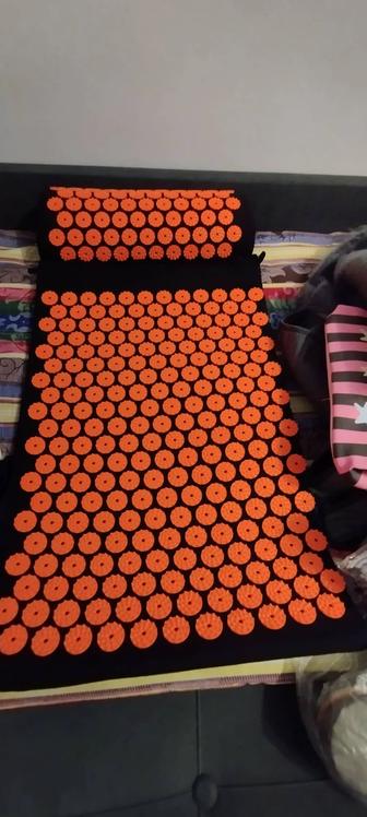 Продам акупунктурный коврик с подушкой с колючками