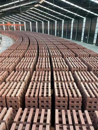 Красный жженый кирпич