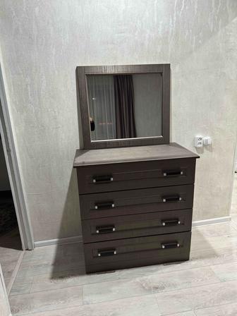 Продам комод с зеркалом
