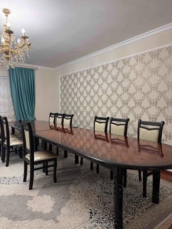 Стол и стулья для гостиной