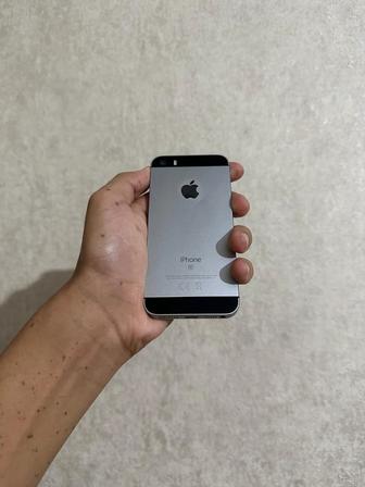 Продаю iPhone SE 2016