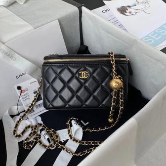 Черная мини-сумка от Chanel